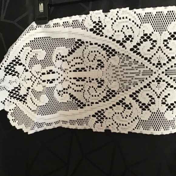 White Lace Mantel Scarf with angels and scalloped edging - Picture 7 of 8